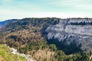 Creux du Van, Val-de-Travers, Noiraigue, Felsenarena, Felsen, Wanderweg, Aussichtspunkt, Panorama, Areuse-Schlucht, Neuenburg, Waadt, Jura, Frühling, Schweiz