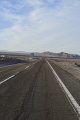 Estrada com cordilheira ao fundo