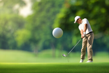 Obraz premium Golfer weight shift goft ball on fairway.