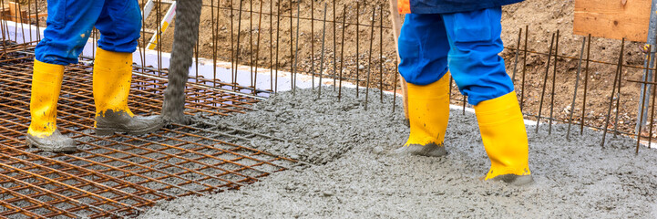construction site of flooring a new built house - 792934586