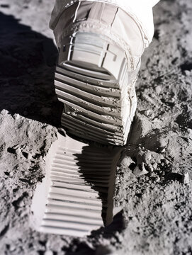 Empreinte de la botte d'un astronaute dans le sol poussiéreux de la Lune.