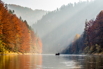Spływ na tratwach Dunajcem w Pieninach jesienią - obrazy, fototapety, plakaty
