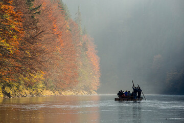Spływ na tratwach Dunajcem w Pieninach jesienią