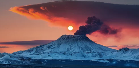 Fotobehang spectaculaire volcan enneigé en éruption au soleil couchant © Sébastien Jouve