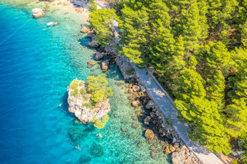 Punta Rata beach in Brela, Croatia, aerial view. Adriatic Sea with turquoise clean water and white sand on the beach. - obrazy, fototapety, plakaty