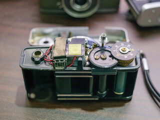 分解されたフィルムカメラ