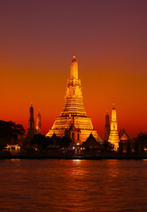 Fototapeta premium Fantastic Evening View of Wat Arun or the Temple of Dawn, Located on the West Bank of Chao Phraya River in Bangkok, Thailand