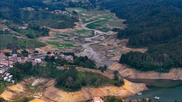 Foto a&eacute;rea tomada en la represa de Guatap&eacute;, se observa el bajo nivel del agua, debido a la sequ&iacute;a producida por el fen&oacute;meno del Ni&ntilde;o