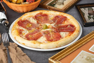 pizza with ham