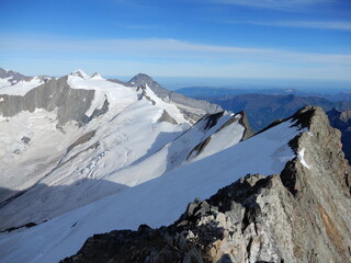 am Nordwestgrat vom Finsteraarhorn 4274m
in der Ferne der Eiger 3967m und der Mönch 4110m