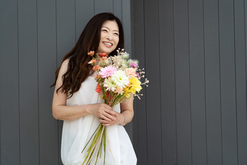 花束を持つ50代女性