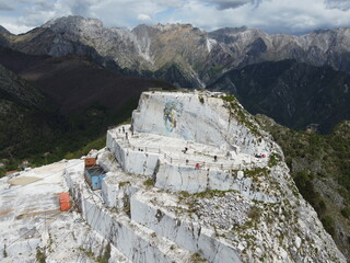 Il murales che raffigura il David di Michelangelo realizzato dallo street artist Kobra sulla cima di una cava di marmo a Colonnata, Carrara