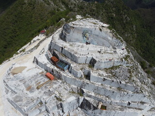 Il murales che raffigura il David di Michelangelo realizzato dallo street artist Kobra sulla cima di una cava di marmo a Colonnata, Carrara