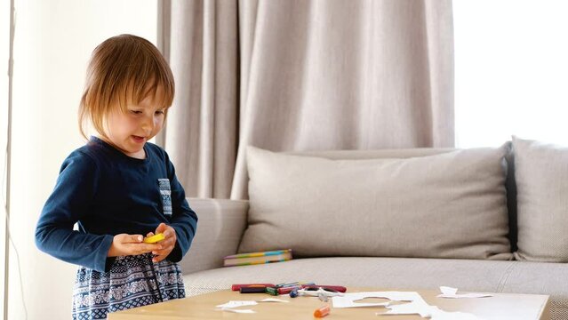 The child draws with pencils and makes crafts. Develop preschool children