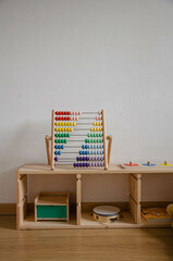 Meuble de rangement jouet dans une chambre Montessori pour enfant