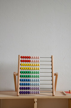 Un boulier en bois Montessori sur un meuble en bois