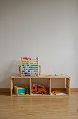 Meuble de rangement jouet dans une chambre Montessori pour enfant