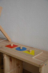 Jouet Montessori sur un meuble en bois