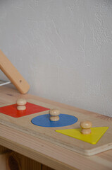 Jouet Montessori sur un meuble en bois