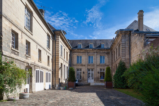 The Arnette de la Charlonny hotel in Noyon