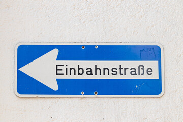 Verkehrszeichen kennzeichnet Einbahnstraße
