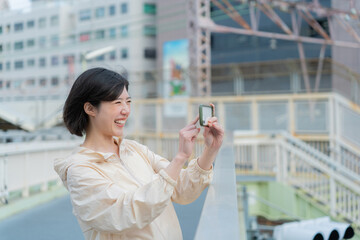 スマートフォンで撮影する女性