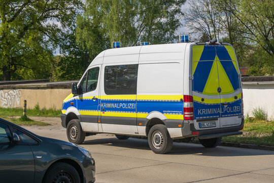 Deutschland , L&uuml;bbenau , 23.04.2024 , Nach einem Gewaltverbrechen kommt die Kriminalpolizei mehrere Tage um zu ermitteln