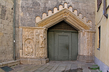 il portale posteriore della chiesa di San Fedele a Como