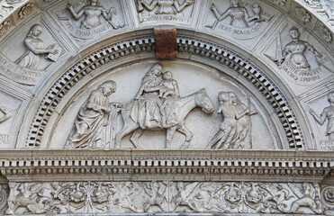 fuga in Egitto; scultura nella lunetta del portale meridionale del Duomo di Como