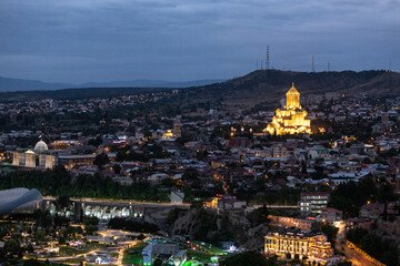 Tiflis bei Nacht mit Blick auf Kirche / Tbilisi at night with a view of a church