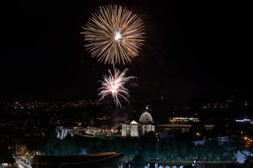 Tiflis bei Nacht mit Feuerwerk / Tbilisi at night with fireworks