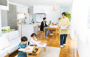 リビングルームの4人家族 © wheeljack