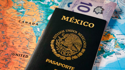 Pasaporte Mexicano Junto a Billetes de 5 y 10 Dólares Canadienses, Viaje a Canadá, close-up