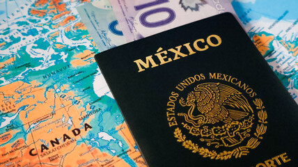 Pasaporte Mexicano Junto a Billetes de 5 y 10 Dólares Canadienses, Viaje a Canadá, close-up