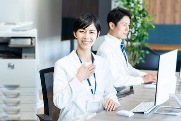 白衣を着た医療関係者