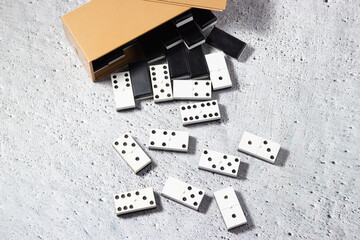 Concentration and competition: domino game