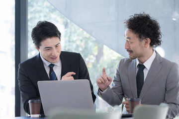 パソコンを見るビジネスマン　部下を指導する、教える上司