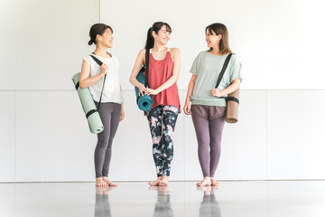 Fototapeta premium ヨガ教室に通う女友達・ママ友・インストラクター（ダイエット・ワーク運動・トレーニング・フィットネス） 