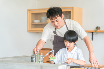 パパ・父親の手伝いでお皿洗いをする息子・男の子
