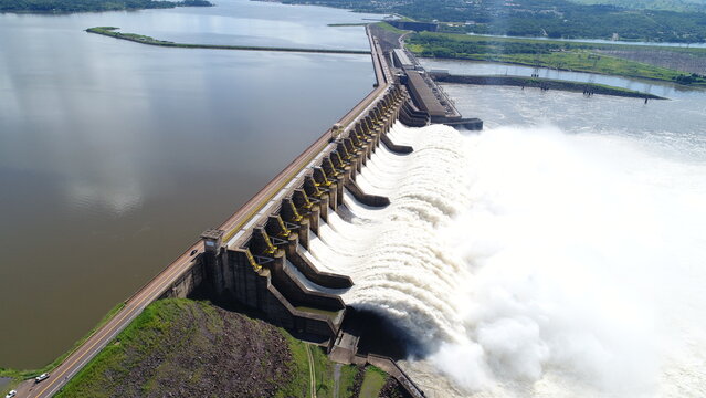 Barragem, Usina hidrel&eacute;trica de Tucuru&iacute;, Par&aacute;, Brasil