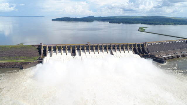 Barragem, Usina hidrel&eacute;trica de Tucuru&iacute;, Par&aacute;, Brasil