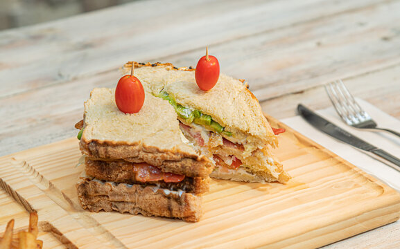 club s&aacute;ndwich con tocino y jitomate cherry