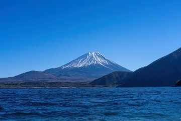 本栖湖畔からみた青空バックの富士山の絶景