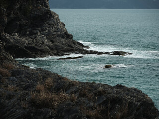 崖に波が当たる