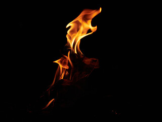 暗闇の中で燃える炎の美しい形
