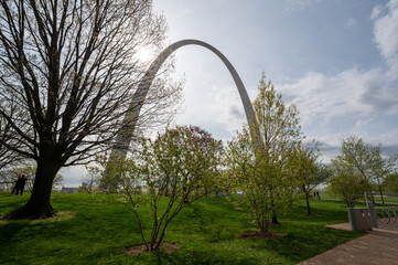 Gateway Arch National Park in Saint Louis, Missouri under dramatic morning cloudscape in April. - obrazy, fototapety, plakaty