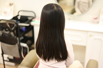 女の子の後ろ姿　美容室イメージ