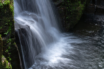 涼しげな滝の流れる背景