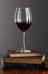 Vino tinto copa libros