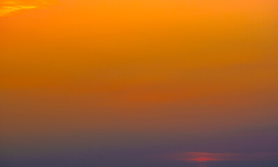 Obraz premium Enjoy a panoramic view of the skyline. The sun rises in the morning sky with colorful clouds. and beautiful cloud patterns In the soft light of the morning 